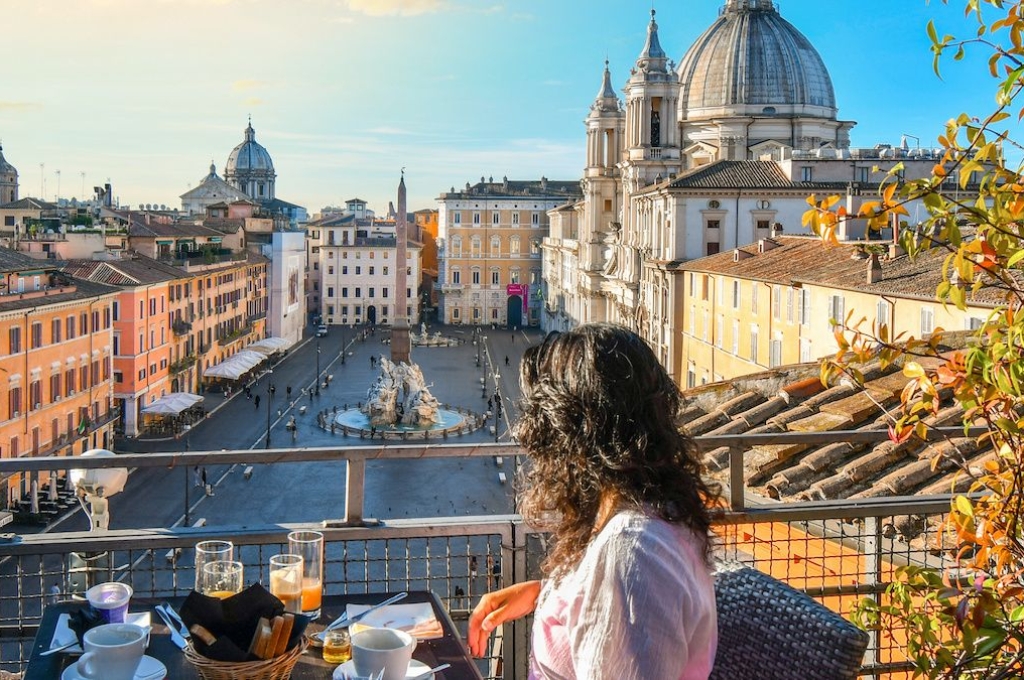Overlooking-Piazza-navona-hotel-coffee-cafe-lunch-Rome[1]